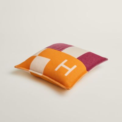 ホームテキスタイル：プレード、クッション、カシミヤ | Hermès